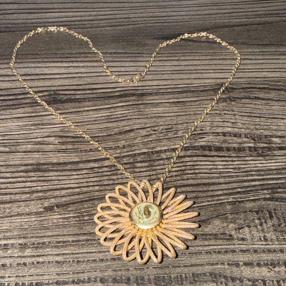 Elegant Gold Floral Pendant Necklace